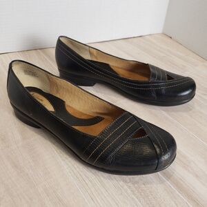 Clarks Artisan Black Leather Cross Strap Flats Women’s Size 7.5 Comfort Casual